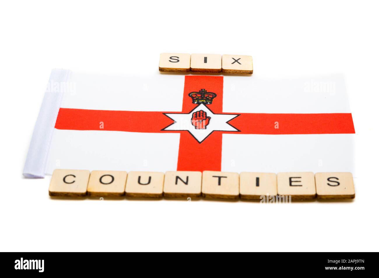 Le drapeau national de l'Irlande du Nord sur un fond blanc avec un signe de six comtés Banque D'Images