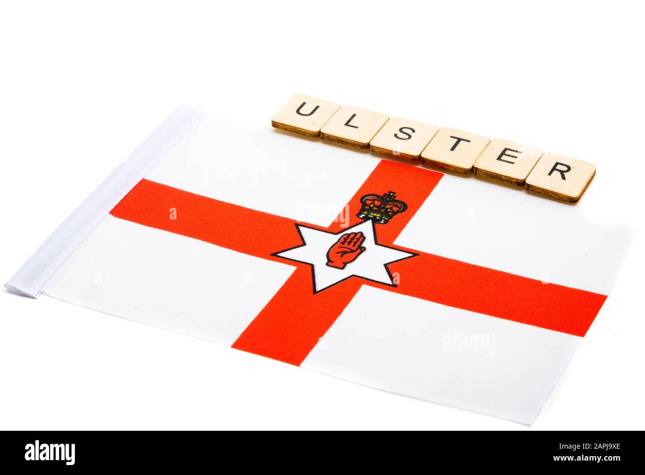 Le drapeau national de l'Irlande du Nord sur un fond blanc avec un signe de lecture Ulster Banque D'Images