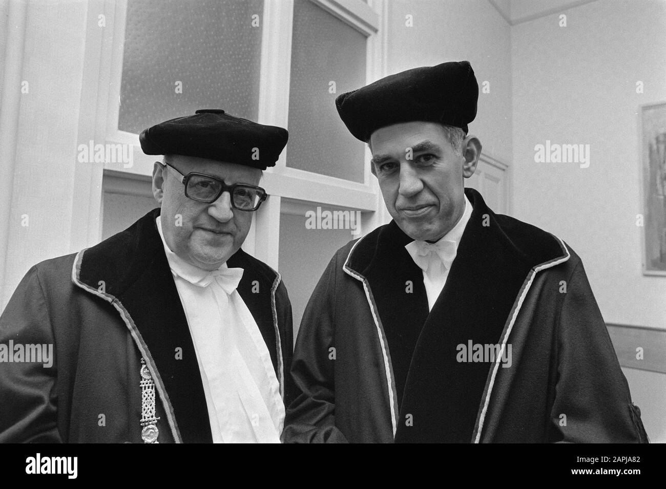 Rector magnificus Amsterdam University le professeur A. de Frou (à gauche) est remplacé par le docteur G. den Boef (à droite). Date 8 Janvier 1976; Banque D'Images