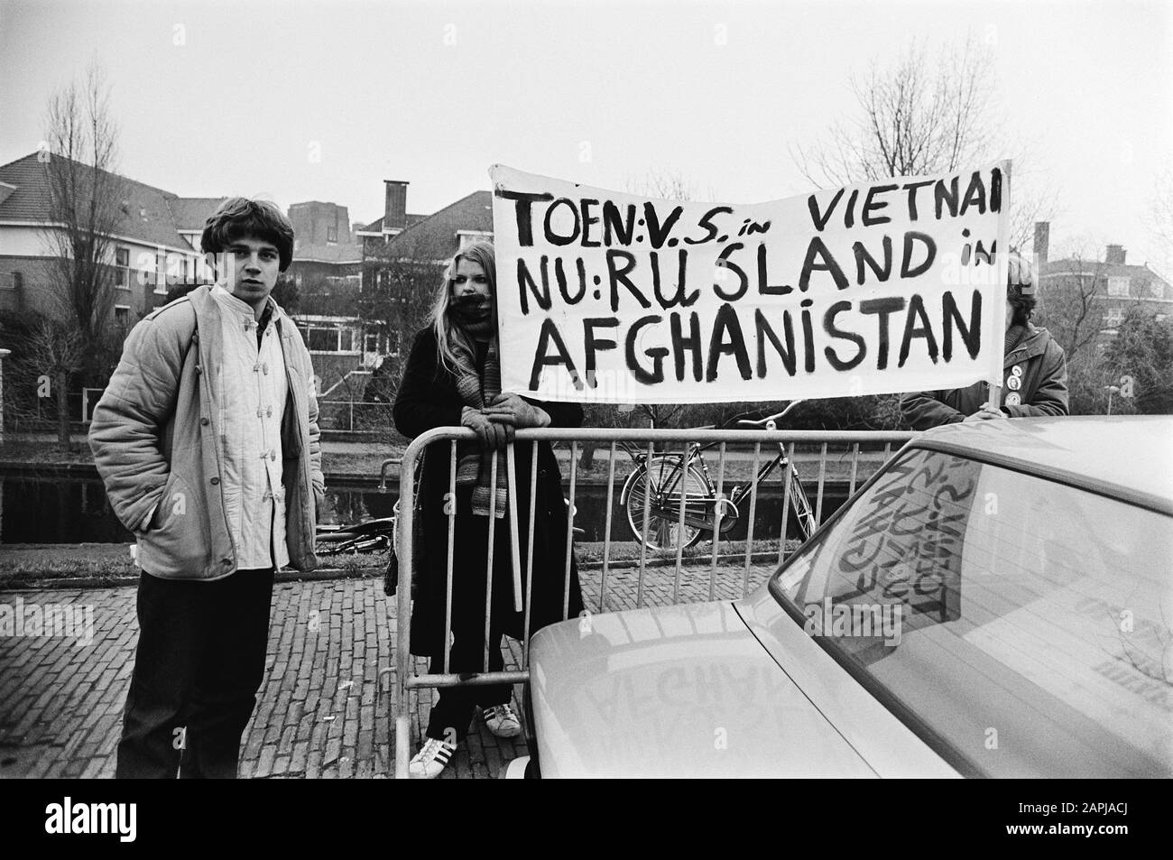 Délégation PvdA visite l'ambassade de Russie en relation avec le toestan en Afghanistan; une bannière à l'ambassade de Russie Date: 10 janvier 1980 mots clés: Bannières Nom de l'institution: PvdA Banque D'Images