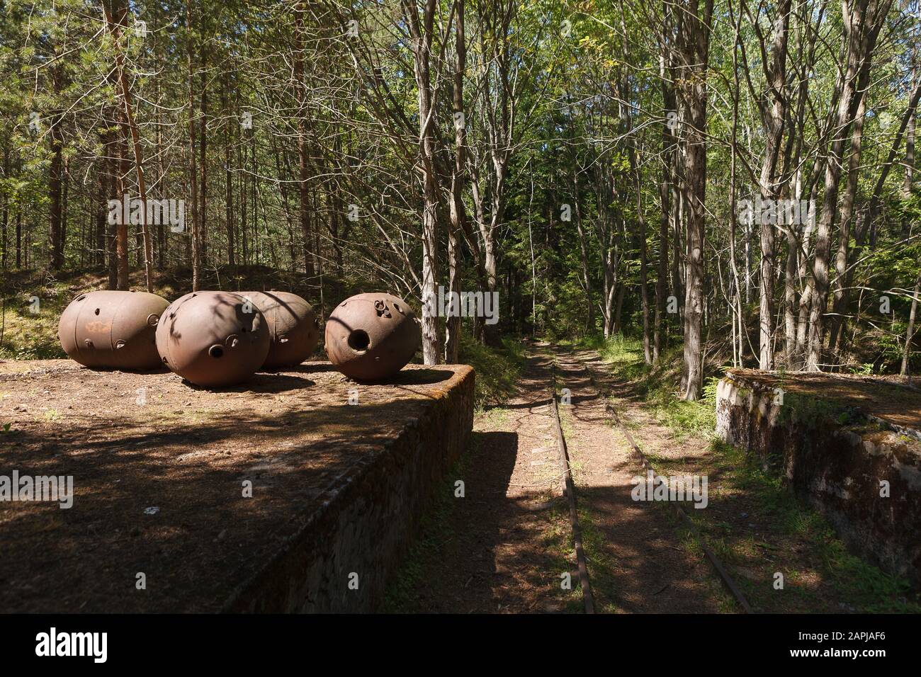 Anciennes mines sous-marines de la seconde Guerre mondiale dans l'ancienne base militaire de l'île de l'URSS. Naissaar, Estonie. Mines rouillées du temps extérieur Banque D'Images