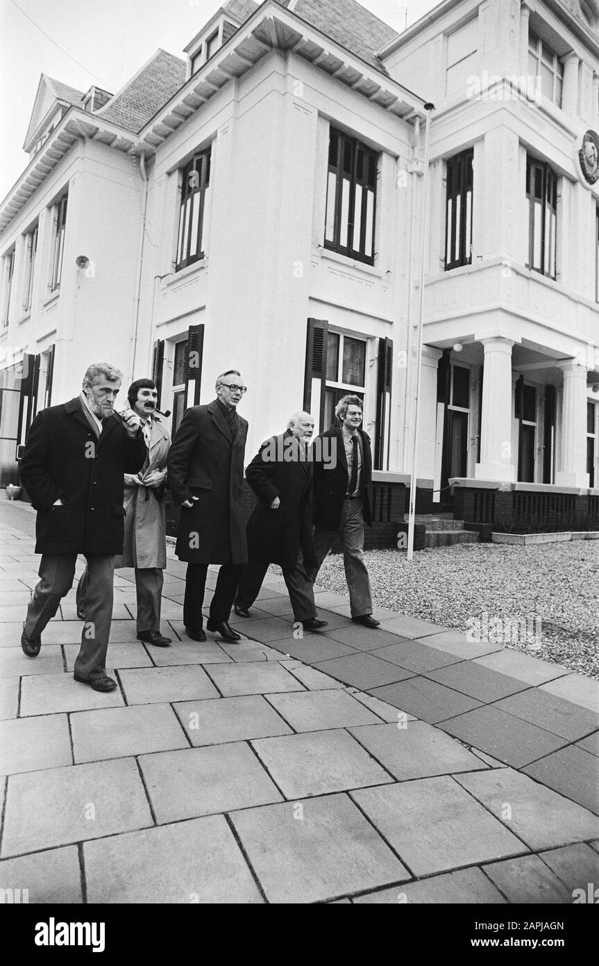 Délégation PvdA visite l'ambassade de Russie en raison de l'état en Afghanistan; délégation PvdA sur le chemin de l'ambassade Date: 10 janvier 1980 mots clés: Ambassades, délégations Nom de l'institution: PvdA Banque D'Images