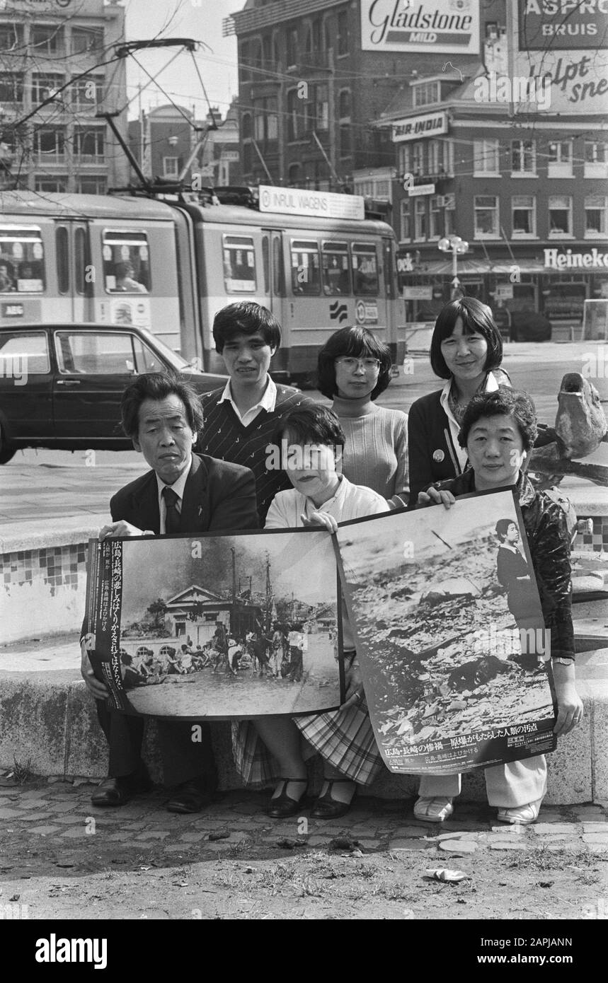Délégation du Mouvement japonais de la paix avec des affiches contre les armes nucléaires à Amsterdam Date: 2 avril 1979 lieu: Amsterdam, Noord-Holland mots clés: Affiches, délégués mouvement de la paix Banque D'Images
