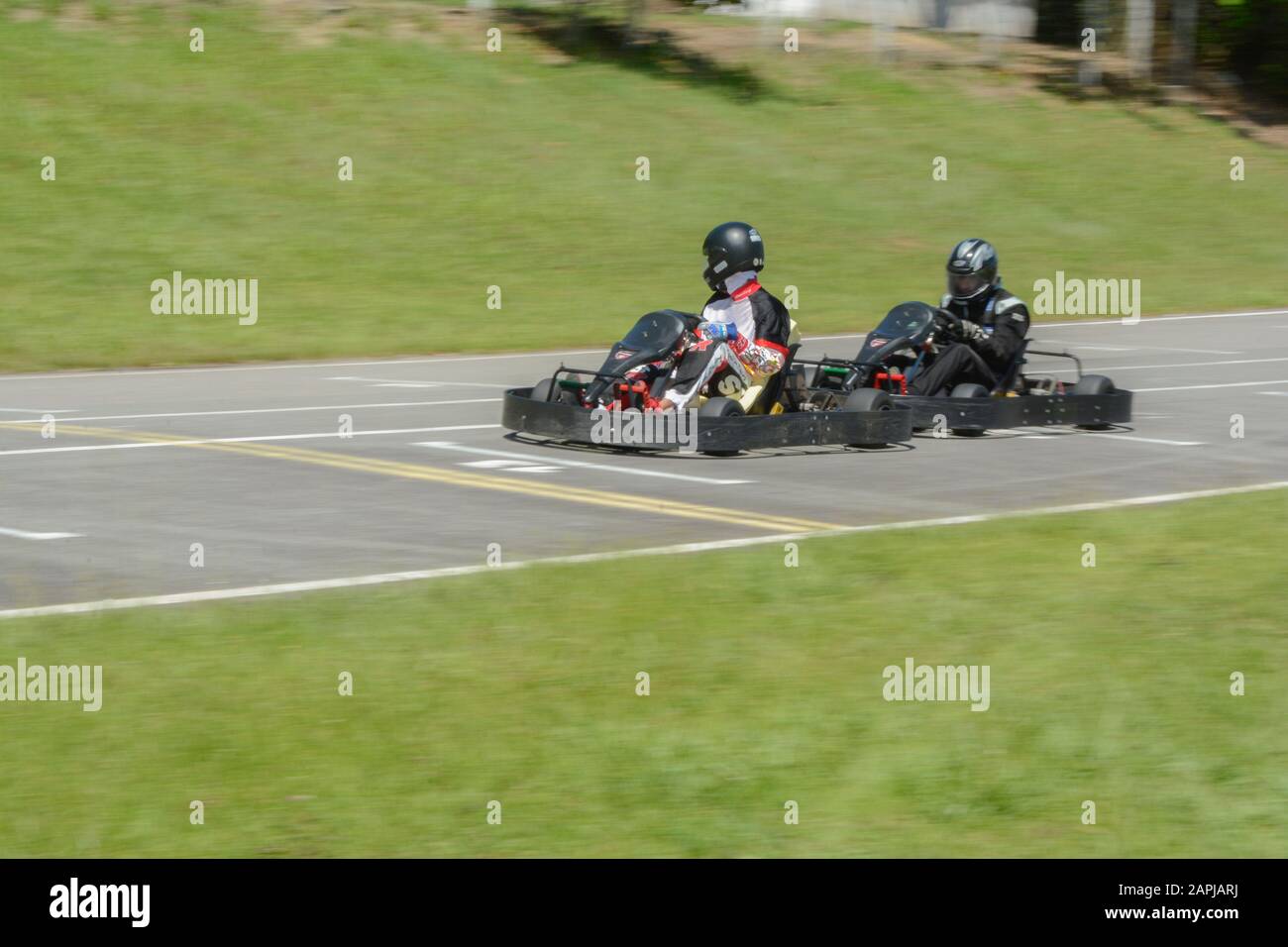 Florianopolis - Brésil, 9 février 2019: Vue latérale de l'image dynamique de deux concurrents, en mouvement rapide, Go-karts, avec effet de flou de mouvement. Premier placé Banque D'Images