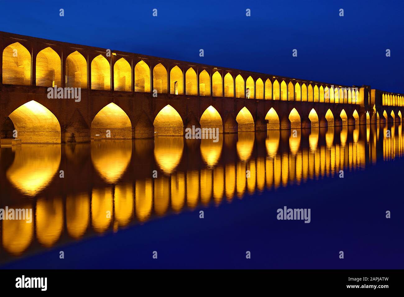 Pont de Siosepol au crépuscule à Isfahan, Iran Banque D'Images