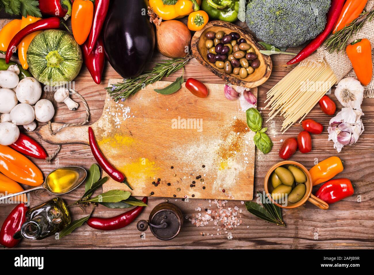 couleurs et saveurs de différents types de légumes, pâtes et ingrédients sur la table en bois brut Banque D'Images