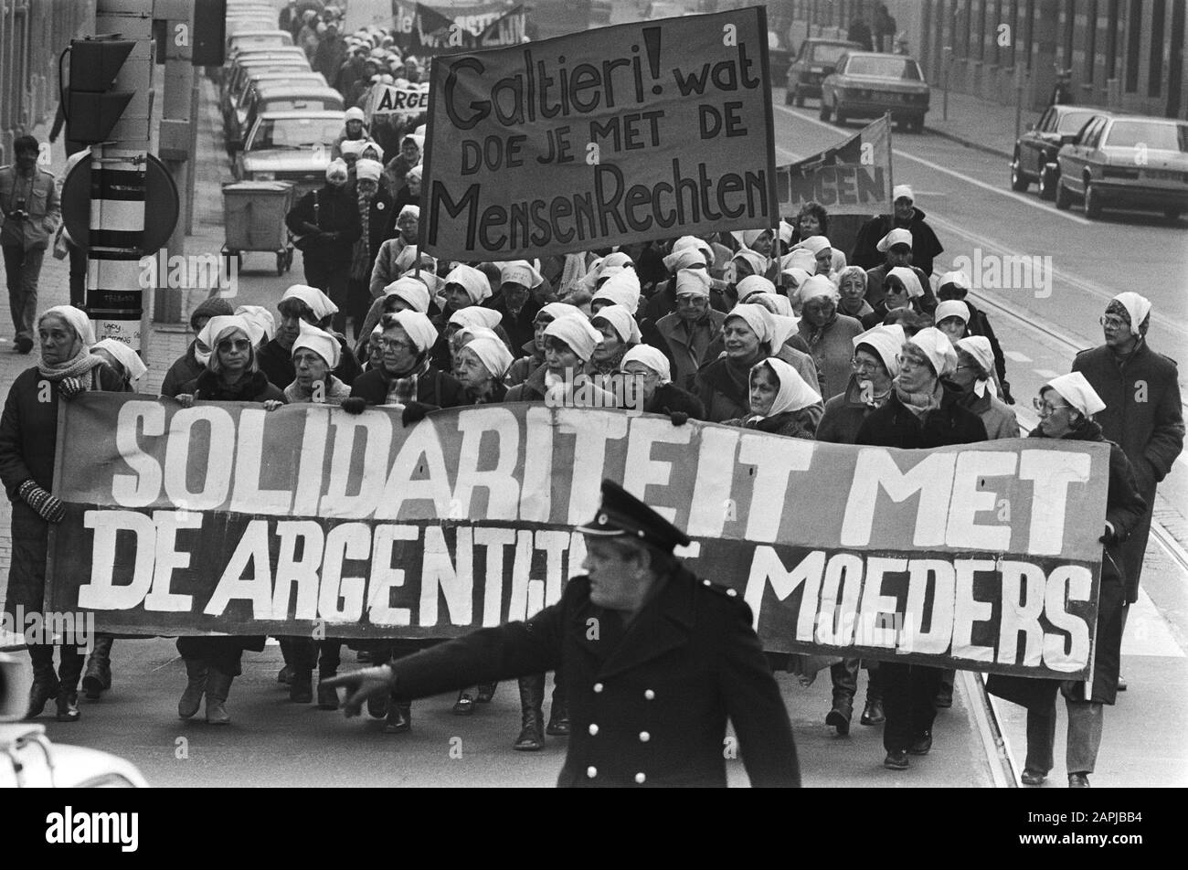 Dem. à la Haye par les femmes en solidarité avec Les Mères Folles d'Argentine. Démontrer aux femmes leur chemin vers le Binnenhof Date: 18 février 1982 lieu: Binnenhof, la Haye, Zuid-Holland mots clés: Manifestants, solidarité, femmes Banque D'Images