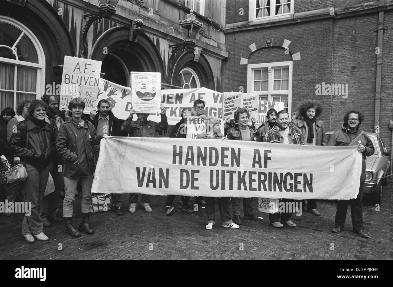 Dem. op Binnenhof La Haye contre les plans du gouvernement pour réduire les avantages sociaux, les manifestants au Binnenhof Date: 11 novembre 1980 lieu: Binnenhof, La Haye, Zuid-Holland mots clés: Manifestations Banque D'Images