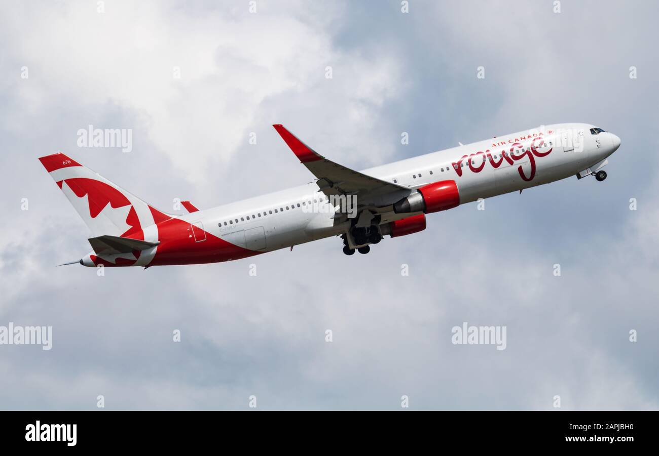 Budapest / Hongrie - 15 mai 2018 : départ de l'avion de passagers C-FMLV d'Air Canada Rouge Boeing 767-300 C-FMLV et décollage à l'aéroport de Budapest Banque D'Images