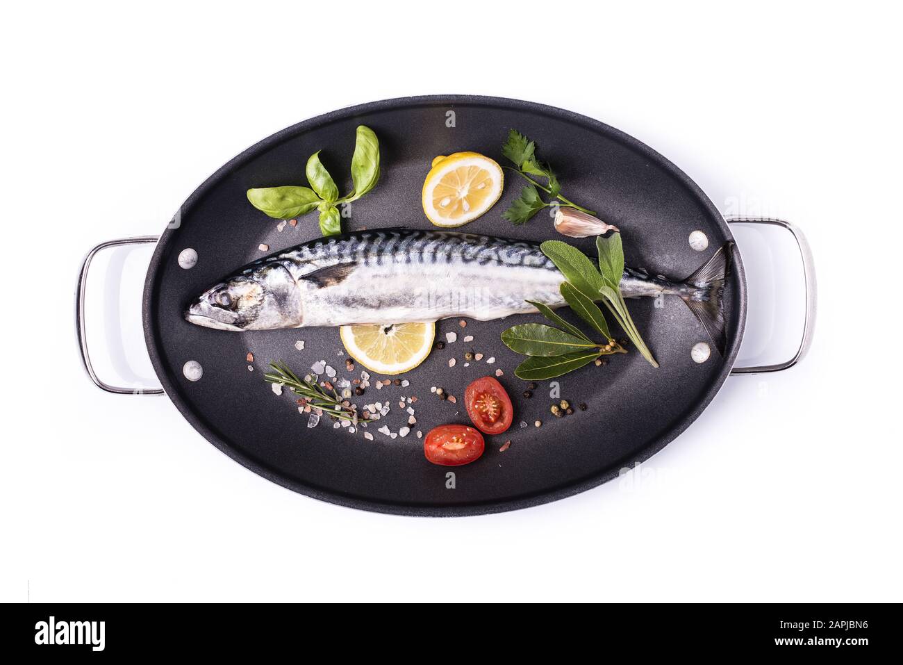 poisson frais de mer dans la poêle prêt à cuire avec des ingrédients Banque D'Images