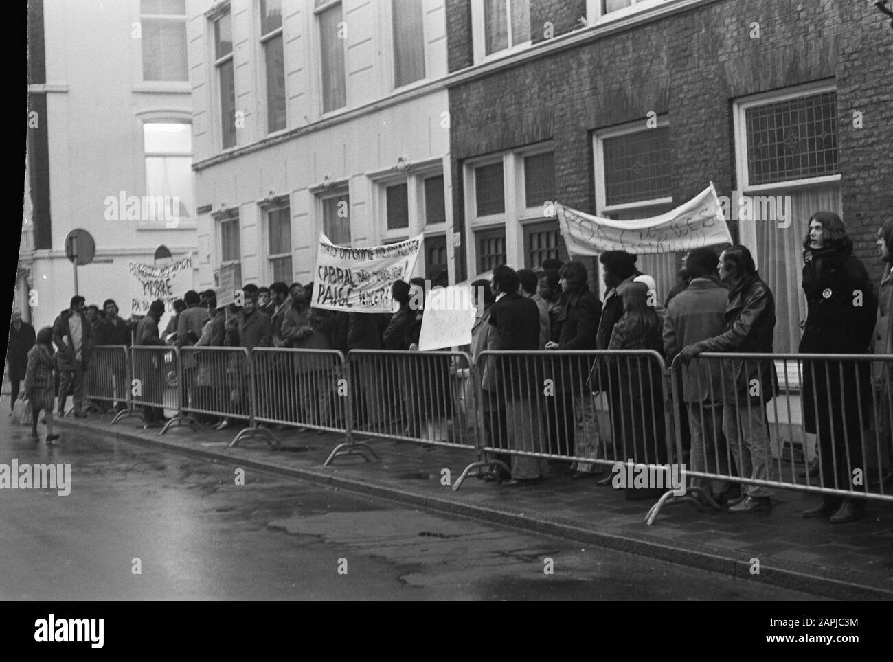 Manifestation pour l'ambassade du Portugal à la Haye concernant le meurtre d'Amilcar Cabral (Mouvement de libération du chef en Guinée-Bissau); Banque D'Images