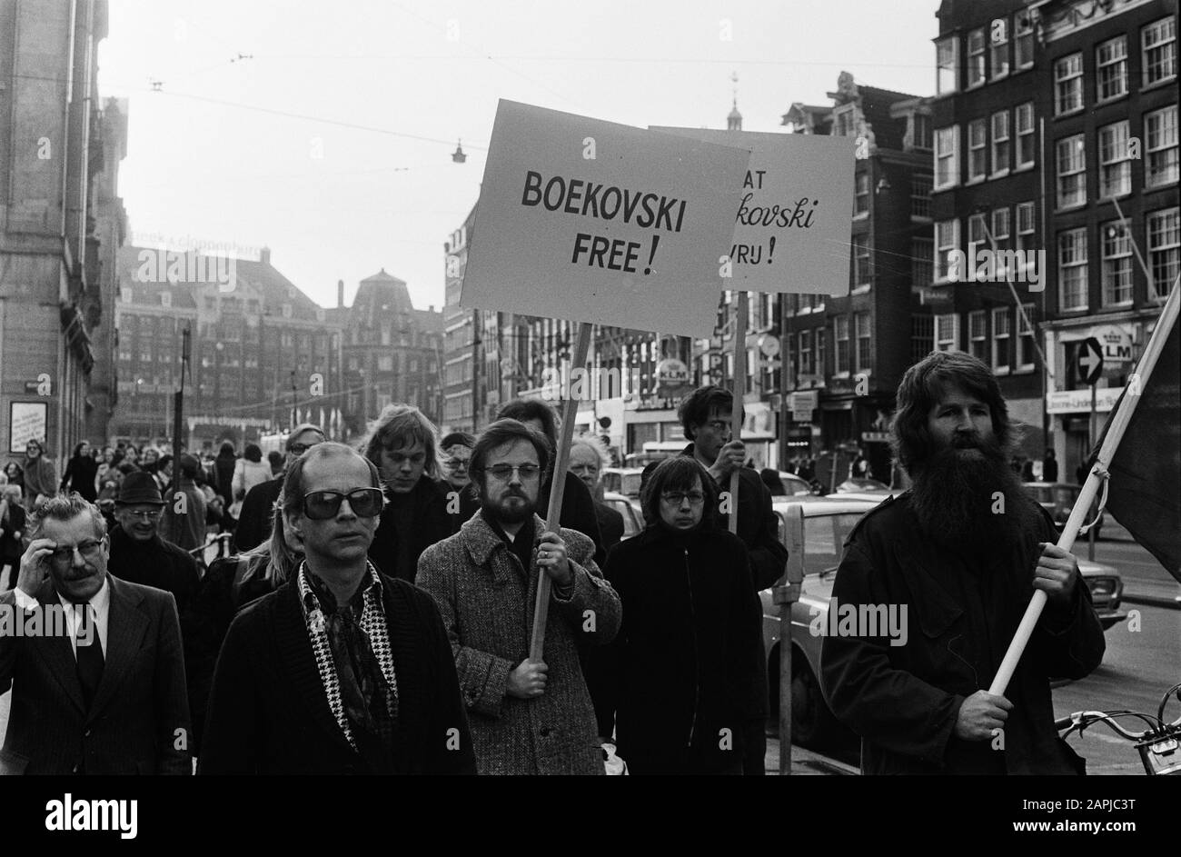 Manifestation de protestation en faveur de la libération de prison de Vladimir Bukovsky (Amsterdam, 4 janvier 1975). De gauche à droite : personne non identifiée, personne non identifiée, Henk van Ulsen, personne non identifiée, personne non identifiée, personne non identifiée, Maarten Biesheuvel, Henk Wolzak.; Banque D'Images