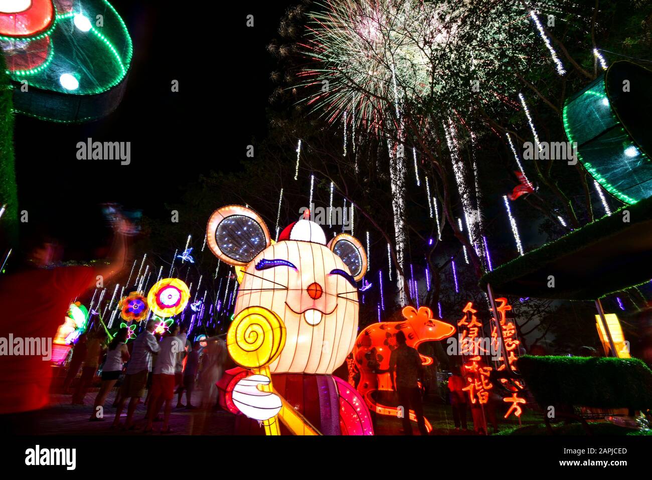 Jénjarom. 23 janvier 2020. Les gens visitent le festival chinois de lanternes du nouvel an à Jenjarom, en Malaisie, le 23 janvier 2020. Crédit: Chong Voon Chung/Xinhua/Alay Live News Banque D'Images