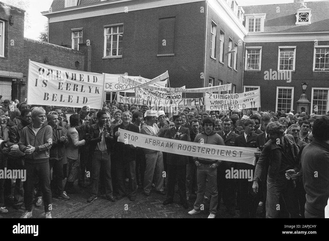 Manifestation du personnel des salles de sport, des parcs sportifs et des piscines d'Amsterdam contre les coupures Description: Manifestants à l'Hôtel de ville Date: 22 septembre 1982 lieu: Amsterdam, Noord-Holland mots clés: Manifestants, manifestations, personnel, bannières, mairie Banque D'Images