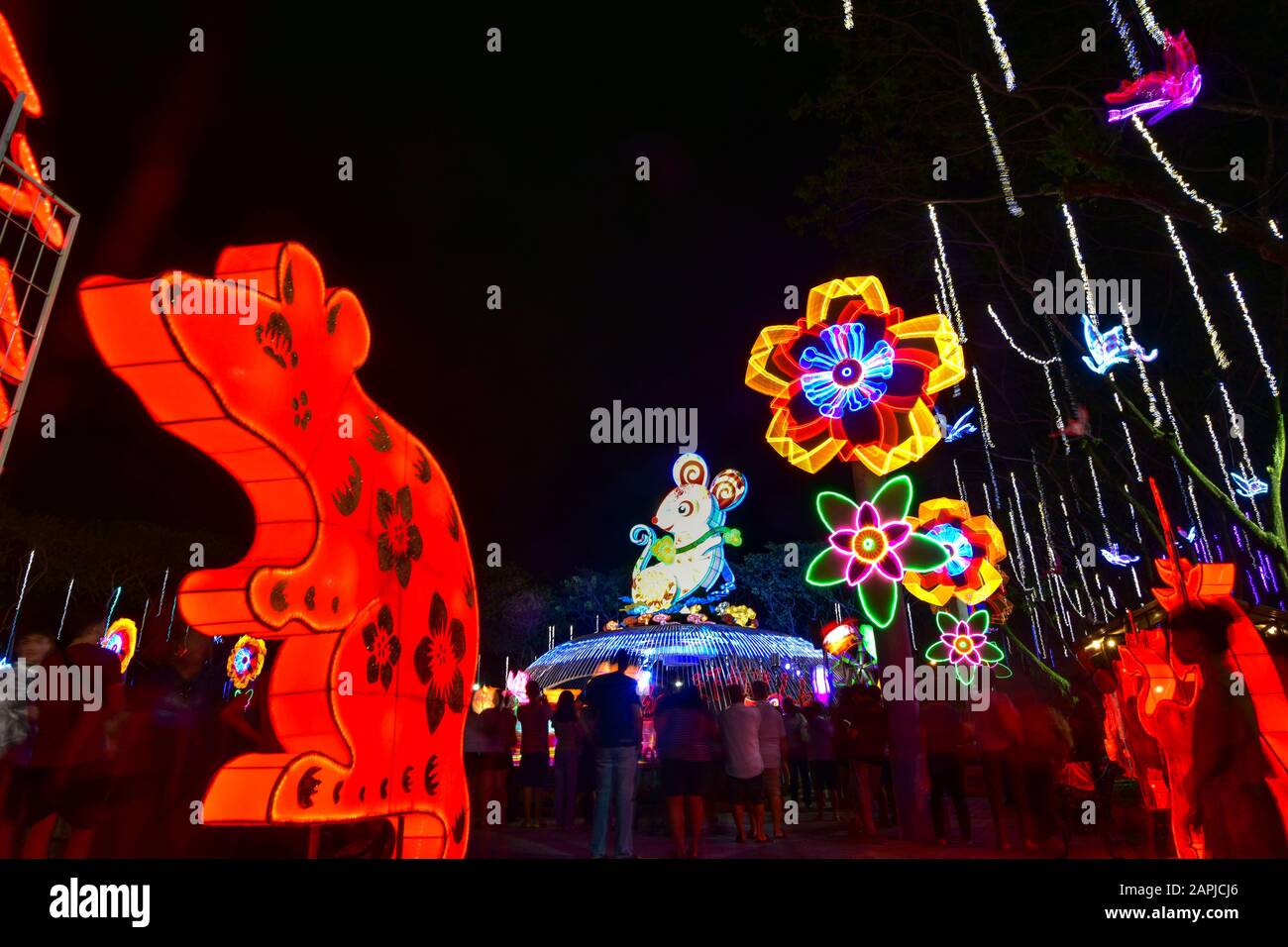 Jénjarom. 23 janvier 2020. Les gens visitent le festival chinois de lanternes du nouvel an à Jenjarom, en Malaisie, le 23 janvier 2020. Crédit: Chong Voon Chung/Xinhua/Alay Live News Banque D'Images
