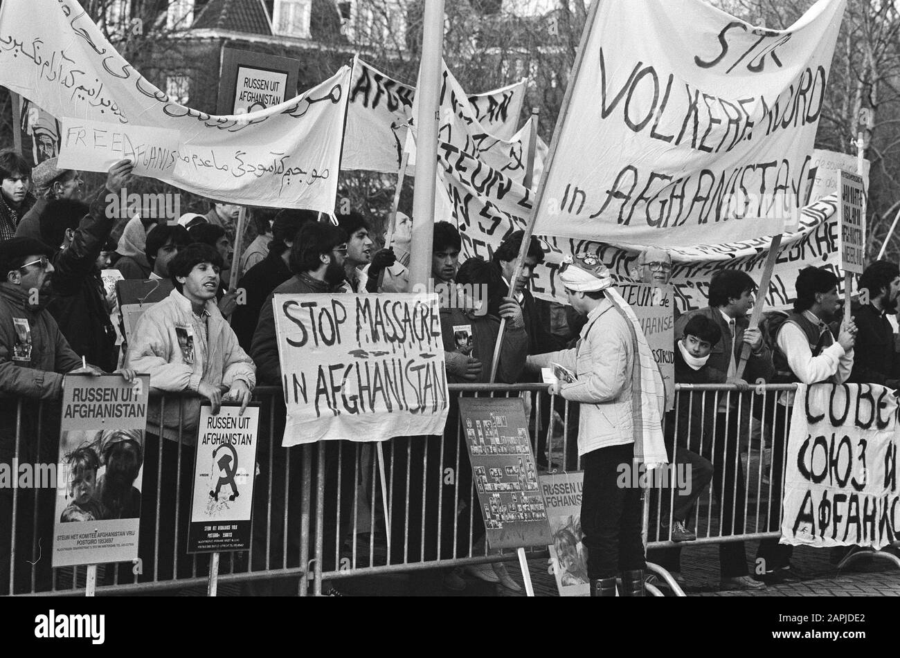 Afghans manifestant à la Haye contre la présence russe en Afghanistan Description: Manifestants avec des signes de protestation derrière un dranghek Date: 27 décembre 1985 lieu: Afghanistan, la Haye mots clés: Manifestations, manifestants, clôtures, bannières Banque D'Images