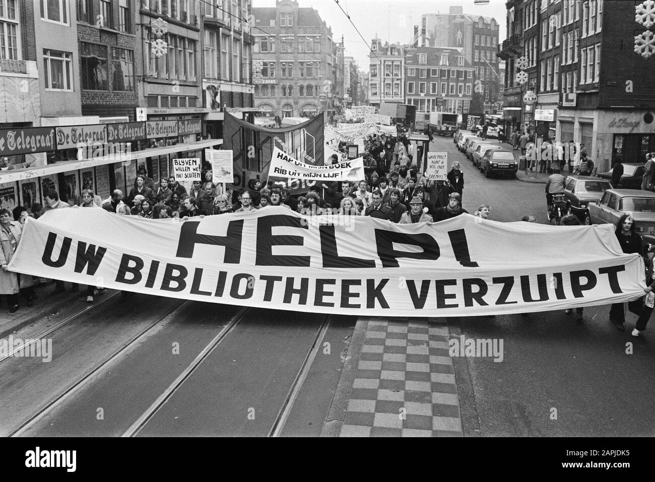Amsterdam, manifestation contre les coupures dans les bibliothèques Description: Les manifestants avec bannière aide votre bibliothèque noient Date: 11 novembre 1983 lieu: Amsterdam, Noord-Holland mots clés: Démonstrations, coupures, bibliothèques, bannières Banque D'Images