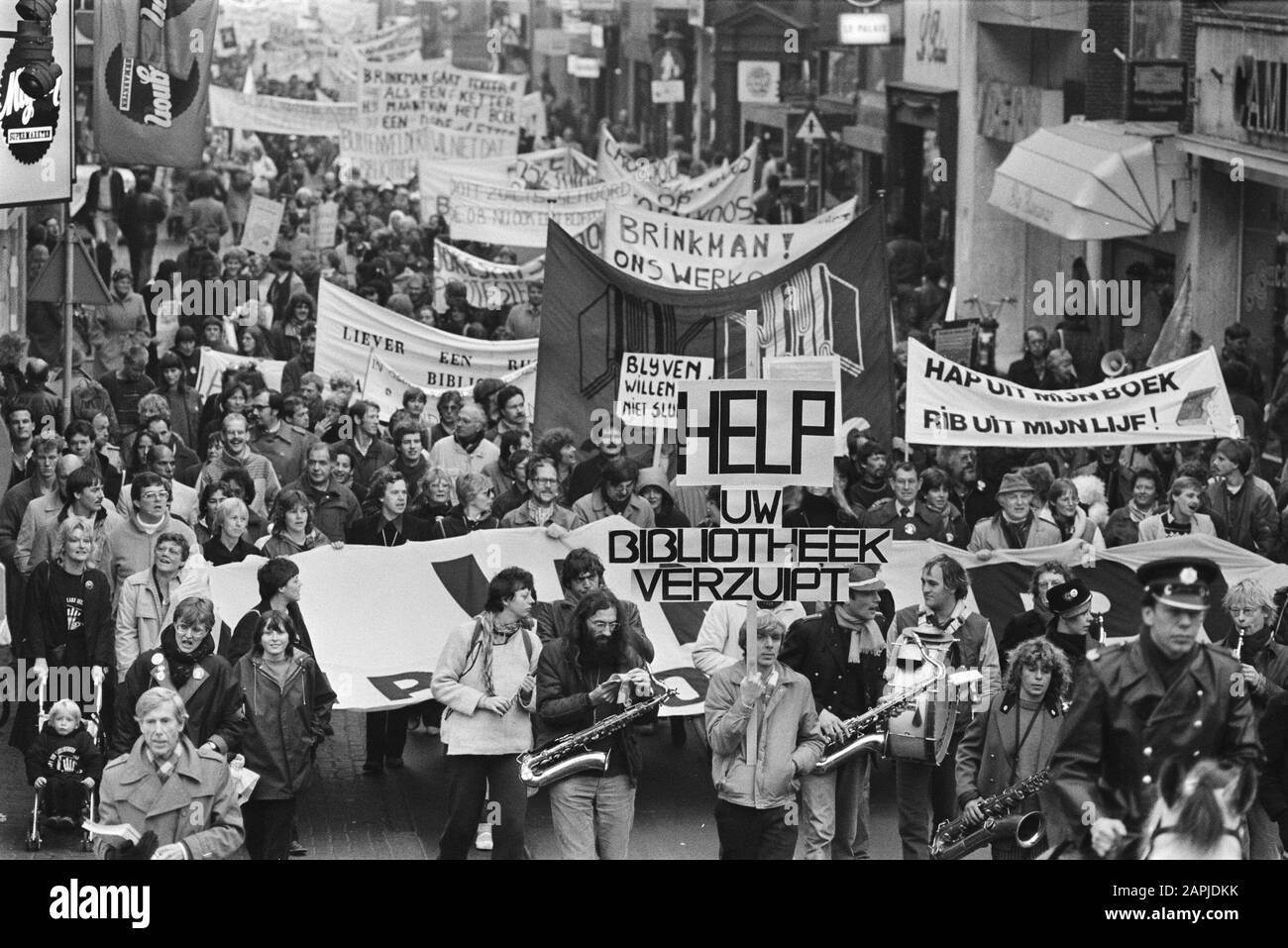 Amsterdam, manifestation contre les coupures dans les bibliothèques Description: Les manifestants avec bannière aide votre bibliothèque se noient et instruments de musique Date: 11 novembre 1983 lieu: Amsterdam, Noord-Holland mots clés: Démonstrations, coupures, bibliothèques, instruments de musique, bannières Banque D'Images