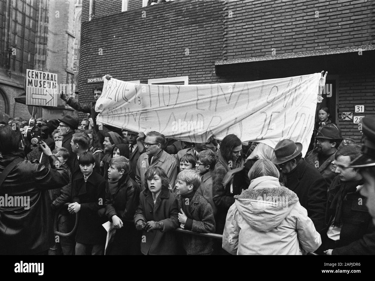 Manifestants avec bannière pour l'église de la cathédrale contre la présence du roi Constantin de Grèce à Utrecht Date: 21 février 1970 lieu: Utrecht mots clés: Manifestants, bannières Nom de l'institution: Domkerk Banque D'Images