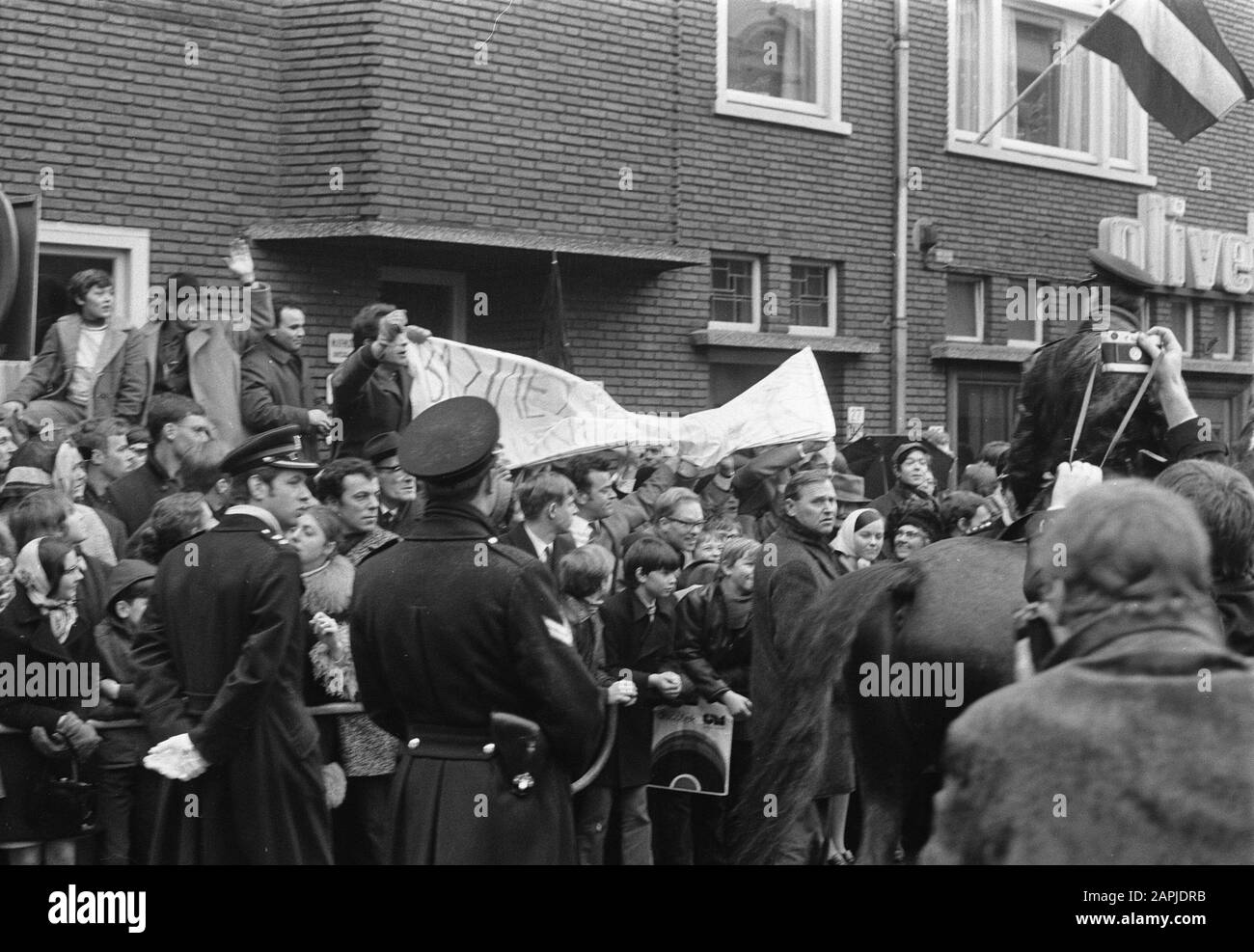 Manifestants avec bannière pour l'église de la cathédrale contre la présence du roi Constantin de Grèce à Utrecht Date: 21 février 1970 lieu: Utrecht mots clés: Manifestants, bannières Nom de l'institution: Domkerk Banque D'Images