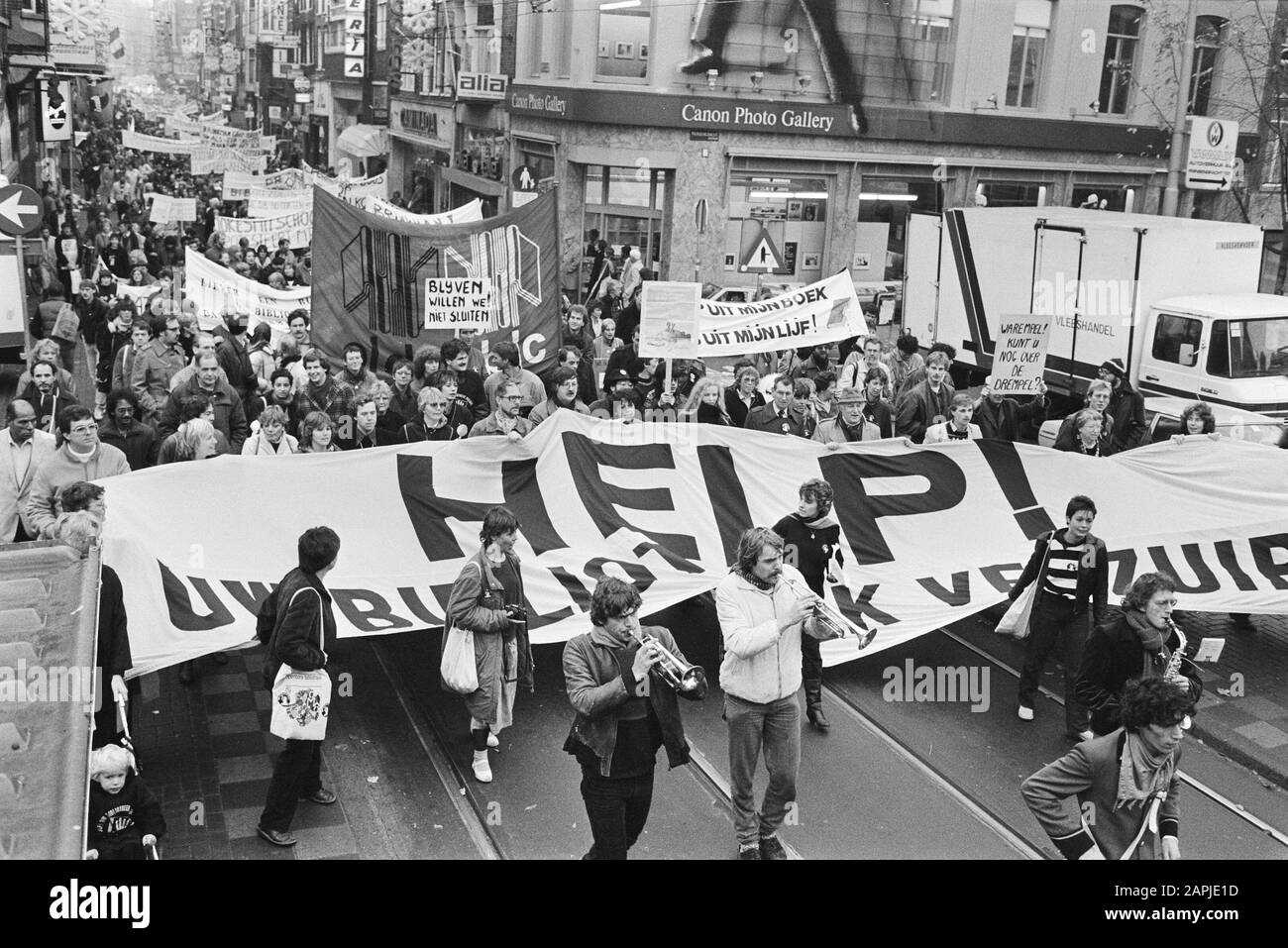 Amsterdam, manifestation contre les coupures dans les bibliothèques Description: Manifestants avec bannières et instruments de musique Date: 11 novembre 1983 lieu: Amsterdam, Noord-Holland mots clés: Manifestations, austérité, bibliothèques, instruments de musique, bannières Banque D'Images