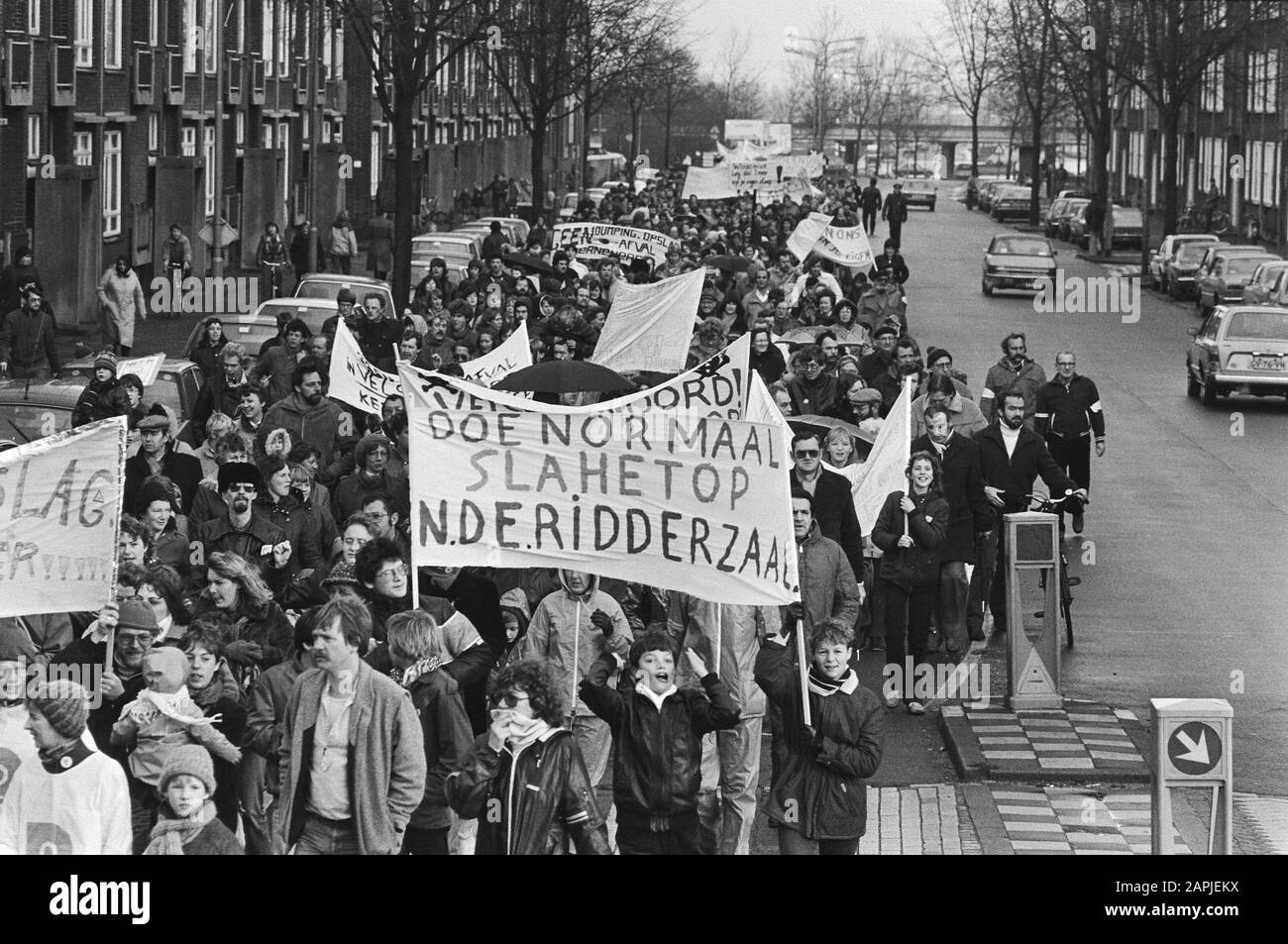 Les résidents de van Velsen manifestent contre le stockage des déchets radioactifs à Velsen Description: Manifestants sur la route Date: 11 décembre 1982 lieu: Noord-Holland, Velsen mots clés: Démonstrations, énergie nucléaire, bannières Banque D'Images