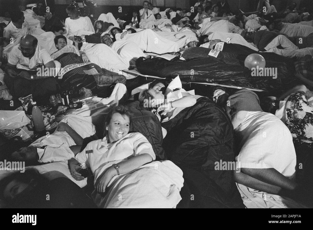 Journée d'action des infirmières pour des salaires plus élevés organisée par VVIO (infirmières et soignants dans le soulèvement) Description: Les manifestants pendant un sommeil au Centre médical d'Amsterdam Date: 15 mars 1989 lieu : Amsterdam, Noord-Holland mots clés: Démonstrations, infirmières Banque D'Images