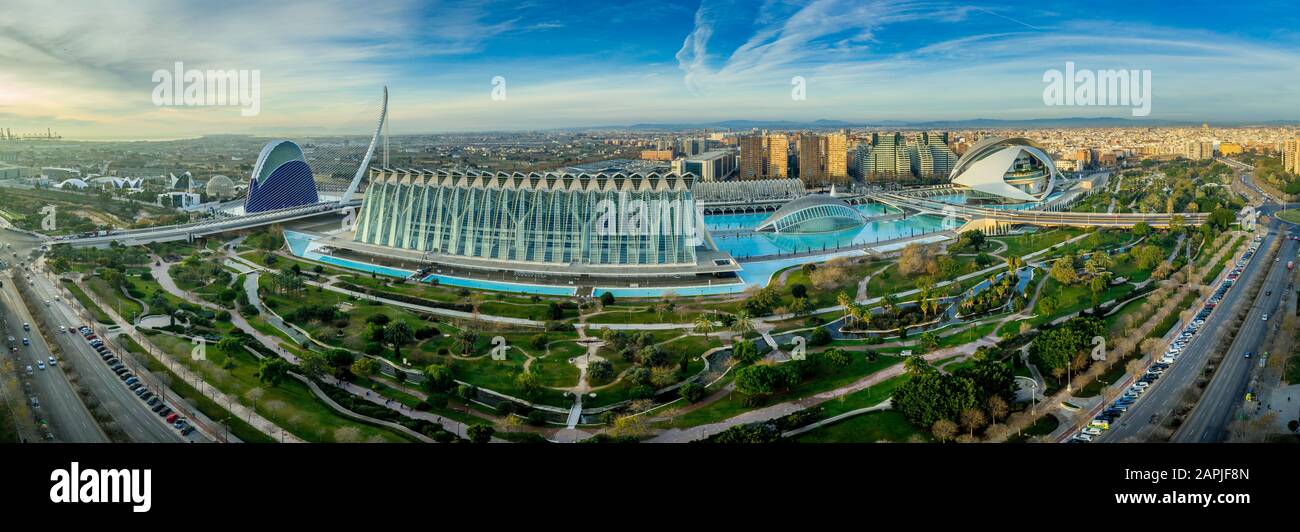 Panorama aérien matinal de la construction futuriste moderne arts et science ville dans le fleuve Turia de Valence, le musée scientifique Prince Philip, Océan Banque D'Images