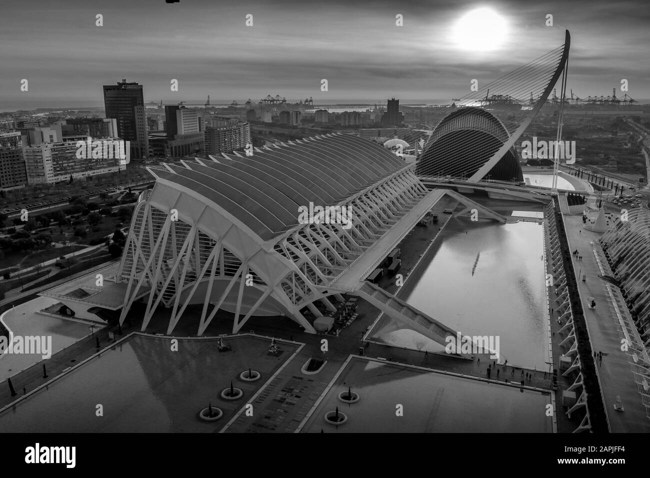 Vue aérienne au lever du soleil sur la ville ou les arts et sciences de Valence Espagne avec le planétarium Henisferic, le centre scientifique Prince Philip et l'Agora Banque D'Images