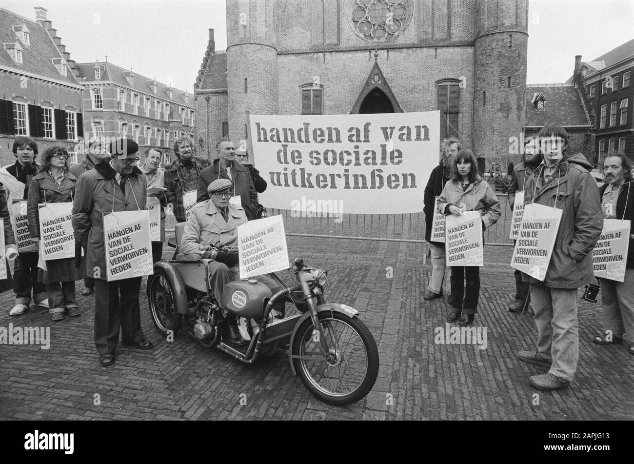 Le Comité de démonstration Remet les prestations sociales à Binnenhof Date: 21 novembre 1978 mots clés: COMMITES, démonstrations Nom personnel: Comité Banque D'Images