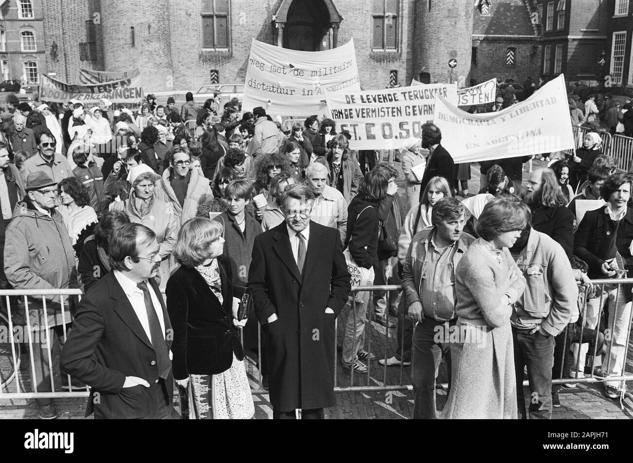 Manifestation à la Haye contre le régime en Argentine; les députés Relus ter Beek, Eveline Herfkens et Jan Nico Scholten Date: 24 mars 1982 lieu: La Haye, Zuid-Holland mots clés: Manifestations, députés, politiciens Nom personnel: Beek Relter, Herfkens Eveline, Scholten Jan Nico Banque D'Images