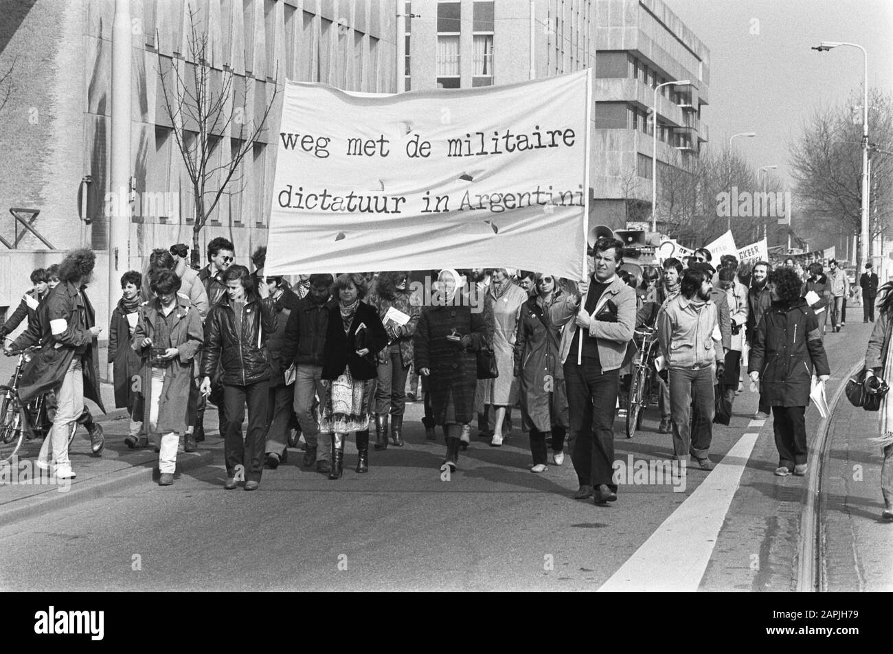Manifestation à la Haye contre le régime en Argentine les manifestants qui traversent La Haye Date : 24 mars 1982 lieu : la Haye, Zuid-Holland mots clés : manifestation, manifestants Banque D'Images