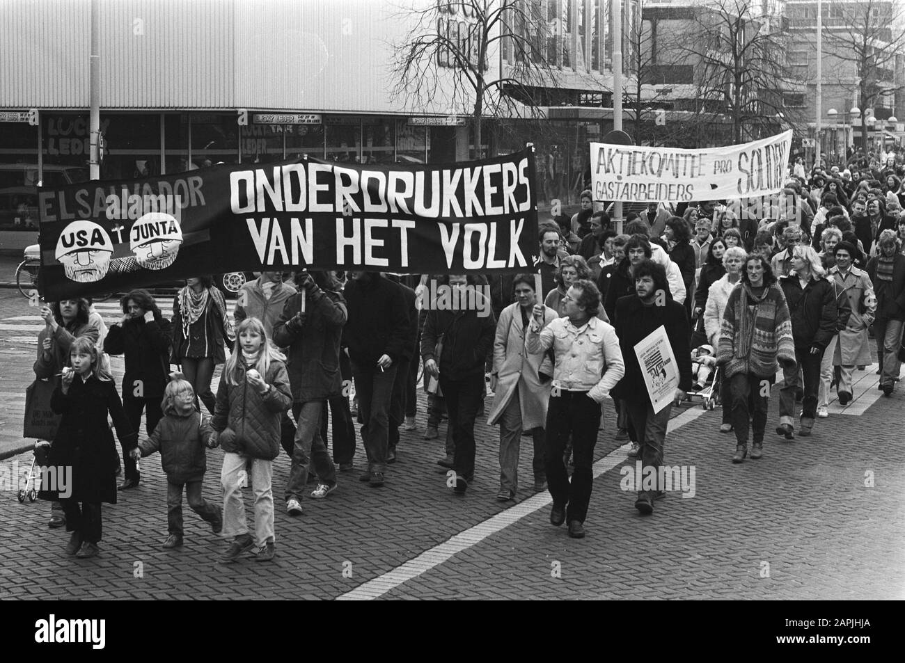 Manifestation à Rotterdam contre l'intervention américaine en El Salvador Date: 4 avril 1981 lieu: Rotterdam, Zuid-Holland mots clés: Manifestations Banque D'Images