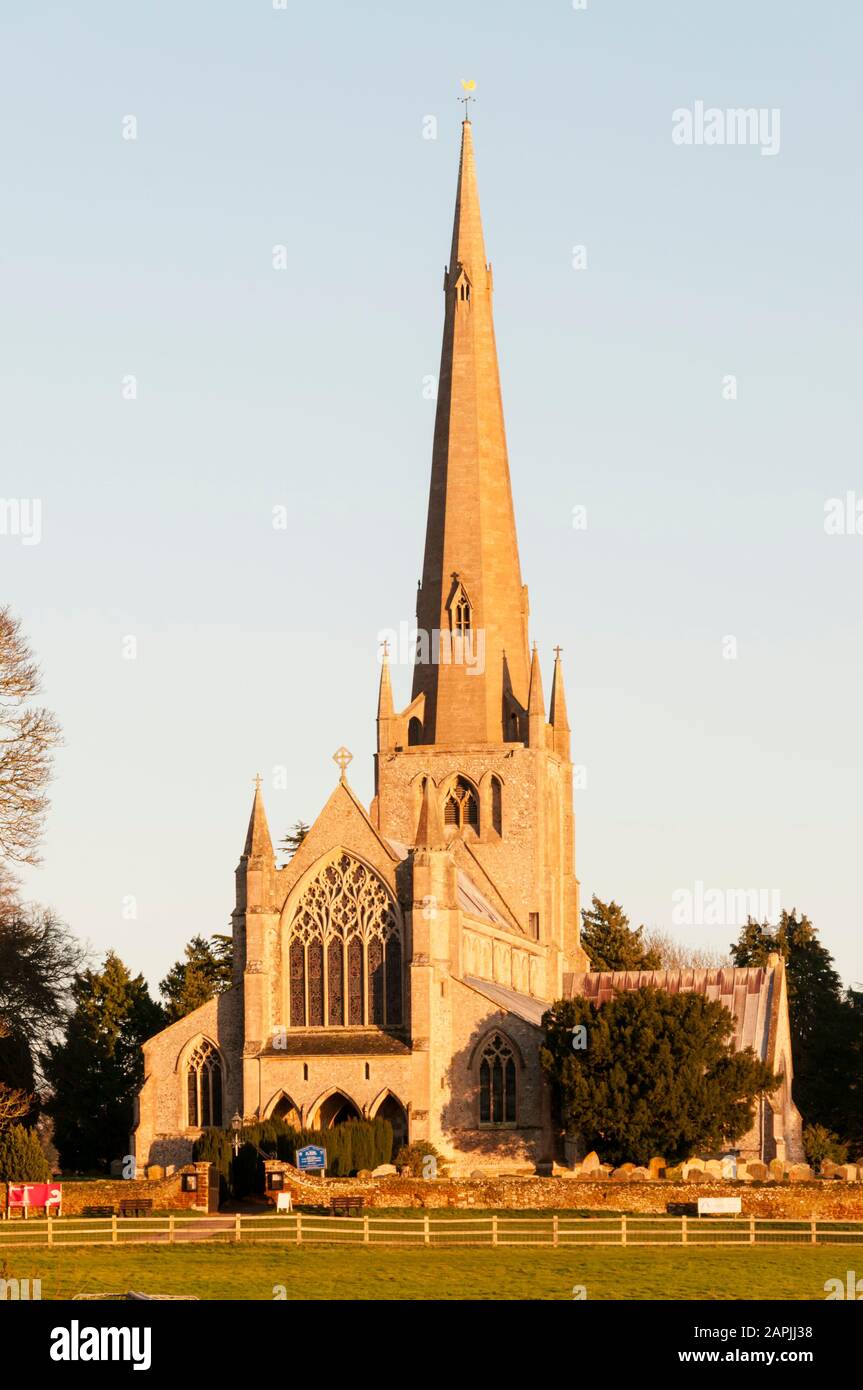 La lumière du soleil du soir saisit le devant ouest de l'église St Mary's à Snettisham. Pevsner l'a appelée "peut-être l'église La Plus excitante Décorée de Norfolk". Banque D'Images