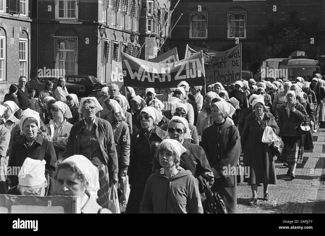 Manifestation à Binnenhof par des femmes contre la disparition en Argentine et solidarité avec les mères folles Date: 15 avril 1982 lieu: Argentine, Binnenhof, la Haye, Zuid-Holland mots clés: Manifestation, MÈRES Banque D'Images
