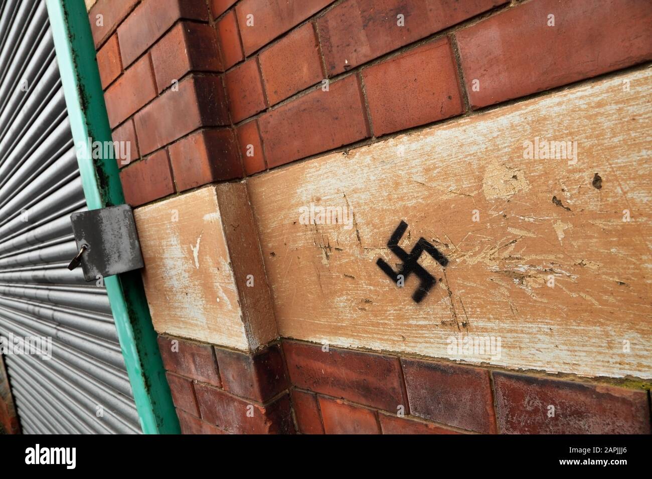 Svastika s'est enroulée sur le côté du bâtiment abandonné, Scunthorpe, Royaume-Uni. Banque D'Images