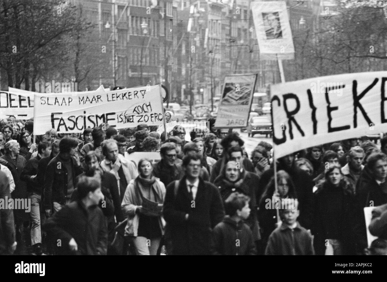 Manifestation contre le règne en Grèce. Les manifestants avec banderoles d'Amsterdam Date: 27 octobre 1967 lieu: Amsterdam, Noord-Holland mots clés: SPANDOKS, manifestations Banque D'Images