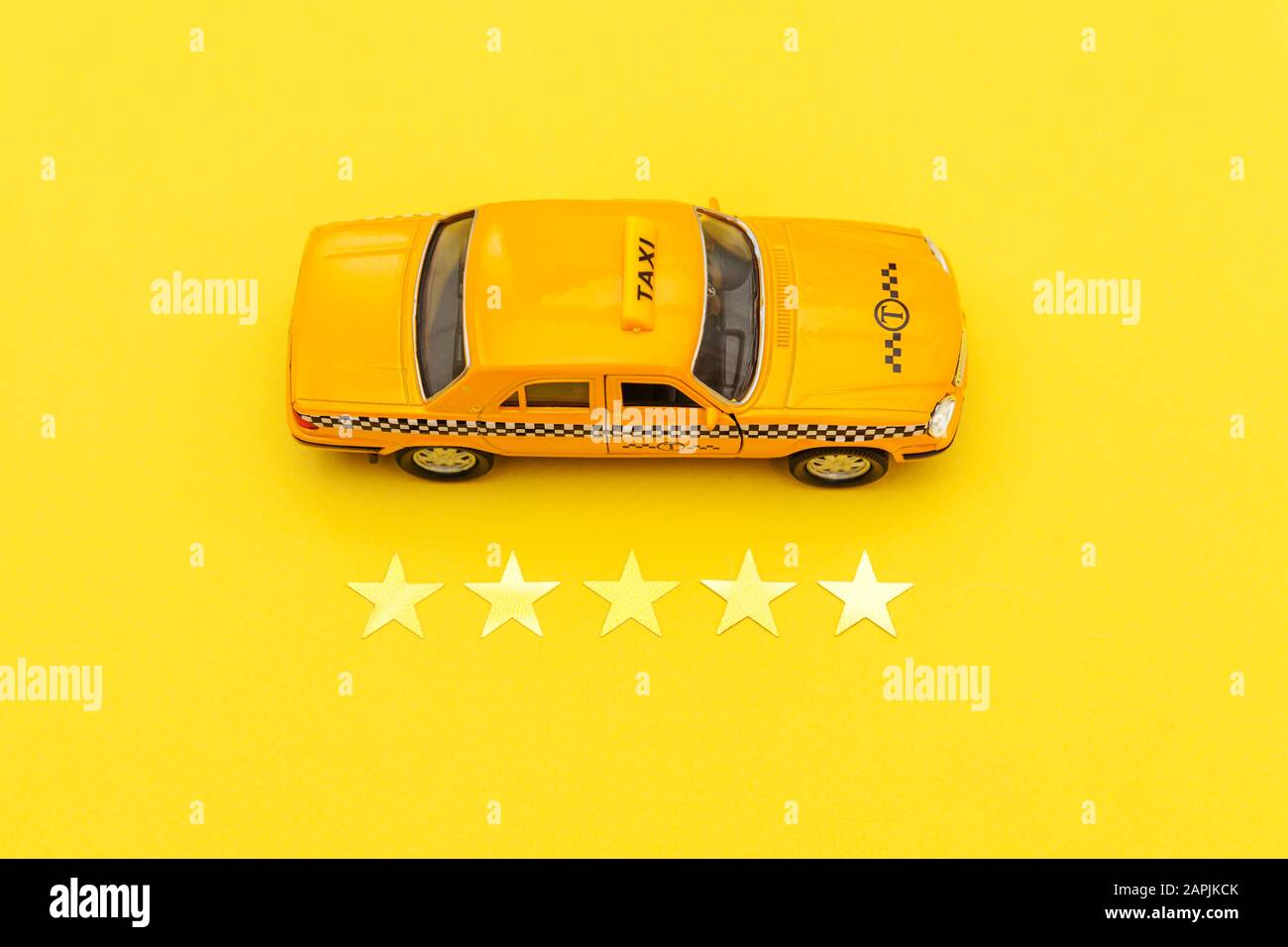 Voiture jouet jaune taxi cabine et 5 étoiles notation isolée sur fond  jaune. Application smartphone de service de taxi pour la recherche en ligne  appel et réservation de concept CAB. Symbole taxi.