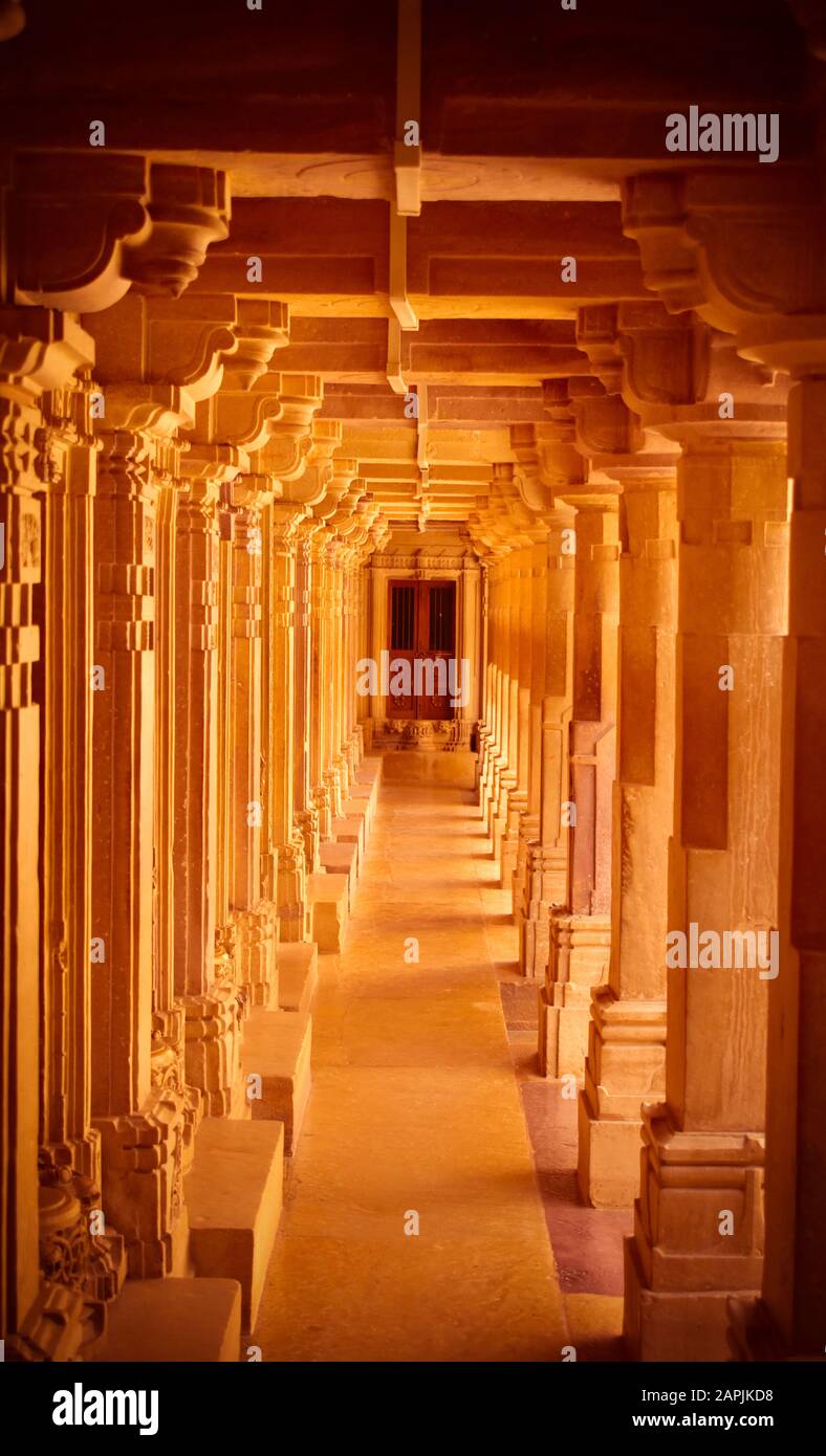 Couloir à l'intérieur du temple de Jain. Banque D'Images