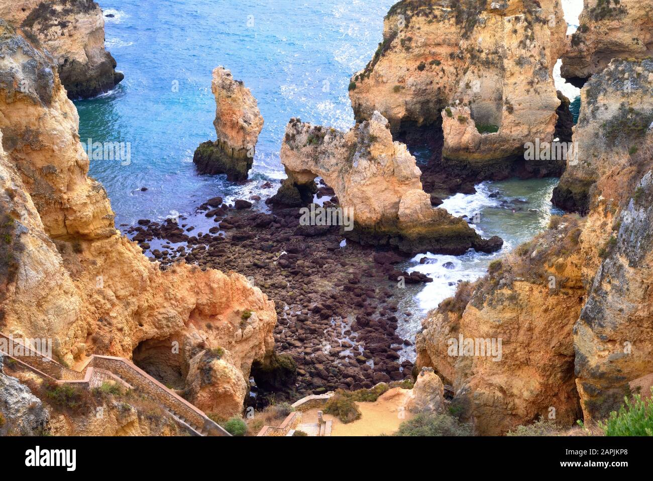 Paysage pittoresque montrant une belle côte avec de grandes falaises abruptes et l'eau bleue de l'océan, tourné à Lagos, Algarve, Portugal Banque D'Images