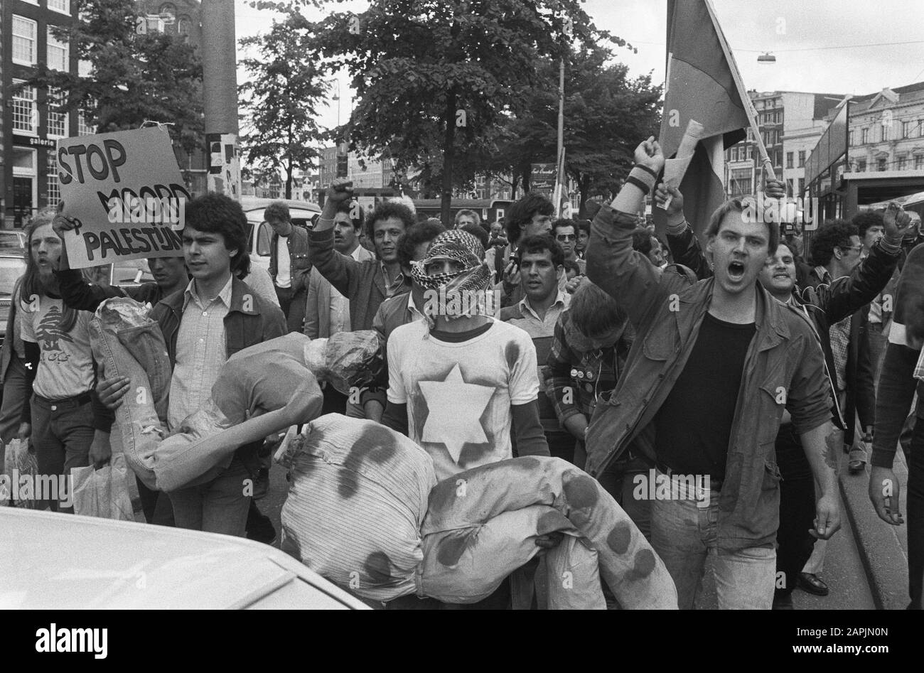 Manifestation contre la guerre au Liban, Amsterdam; manifestants avec poupées sanglantes Date: 12 juin 1982 lieu: Amsterdam, Noord-Holland mots clés: Manifestation, PAPES, manifestants Banque D'Images