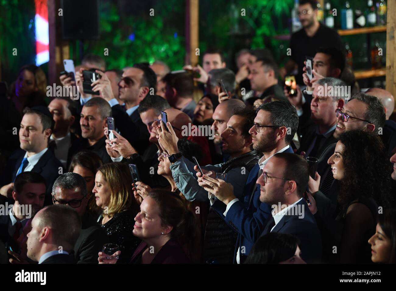 Les membres du public et les médias écoutent le Prince de Galles lors d'une réception à la résidence de l'ambassadeur à tel Aviv, le premier jour de sa visite en Israël et dans les territoires palestiniens occupés. Banque D'Images