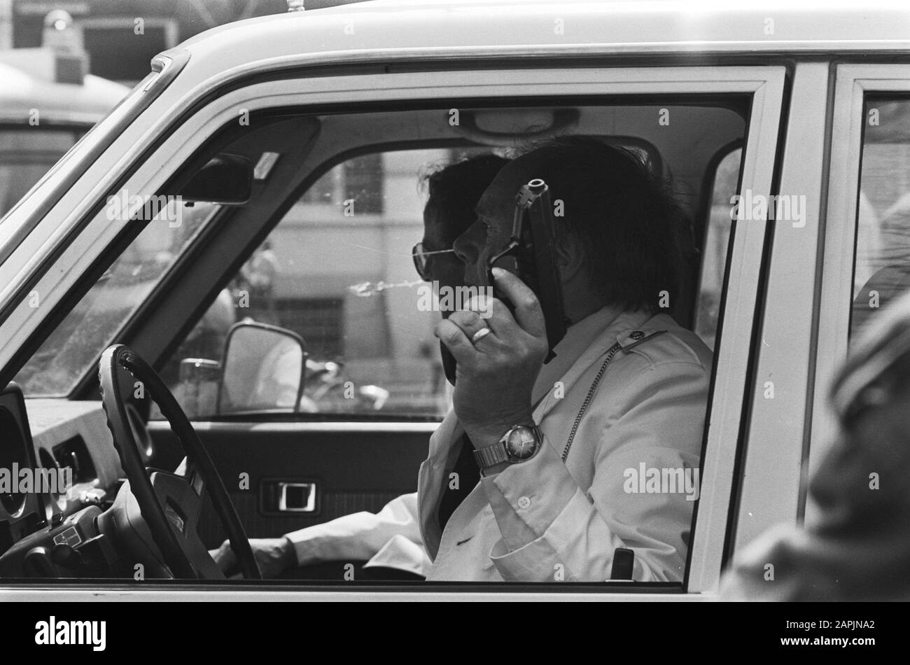 Manifestation contre la visite du Pape à Utrecht; un policier qui s'est senti menacé siège avec un pistolet tiré dans sa voiture Date: 12 mai 1985 lieu: Utrecht mots clés: Voitures, POLICEENS, visites, manifestations, papes Banque D'Images