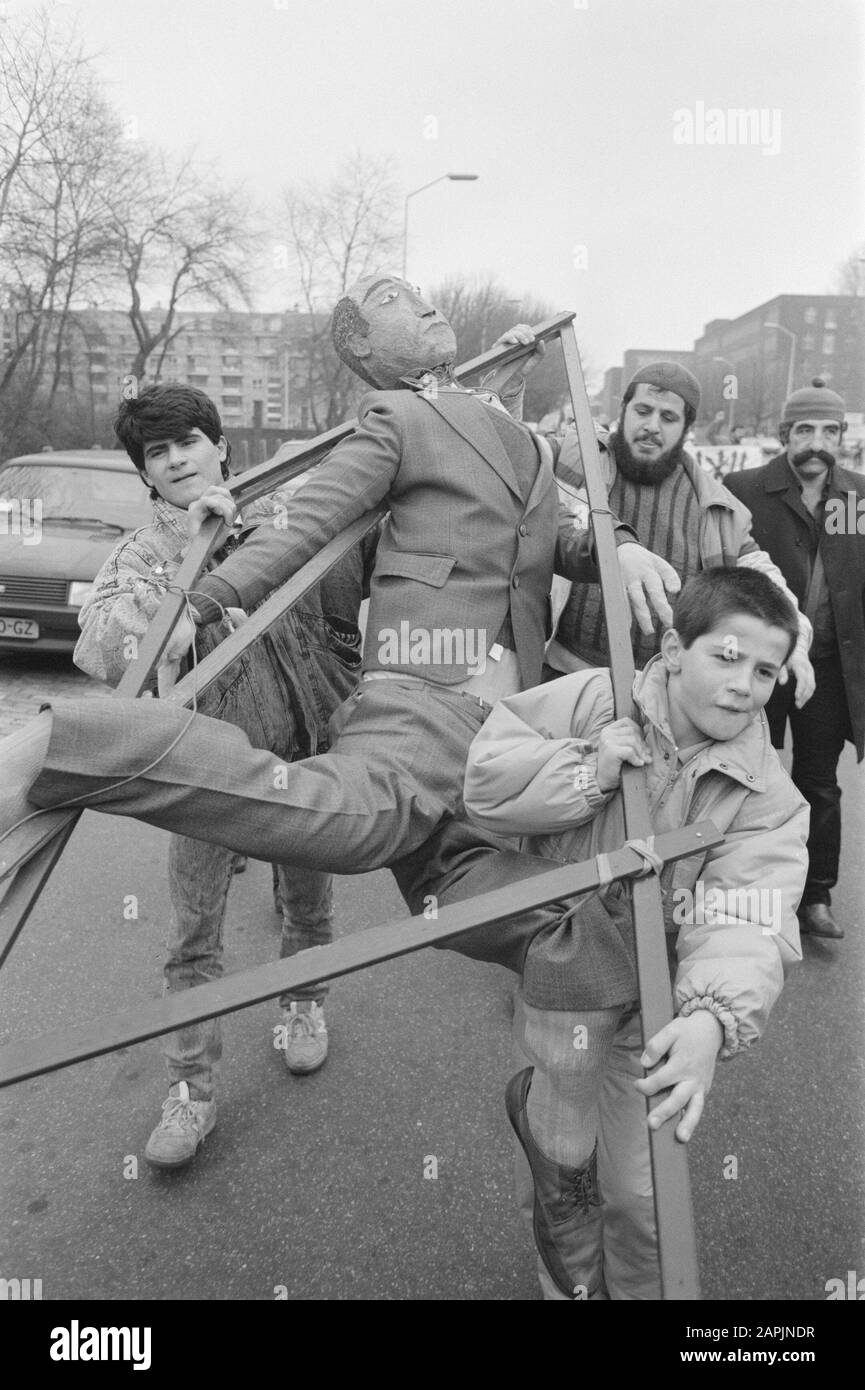 Manifestation contre la présence russe en Afghanistan (la Haye); les manifestants portent du pop présentant Gorbatchev Date: 27 décembre 1987 lieu: La Haye, Zuid-Holland mots clés: Manifestations Nom personnel: Gorbatchev Banque D'Images