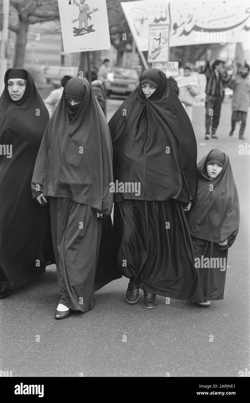 Manifestation contre la présence russe en Afghanistan (la Haye); femmes voilées Date : 27 décembre 1987 lieu : den Haag, Zuid-Holland mots clés : manifestations Banque D'Images