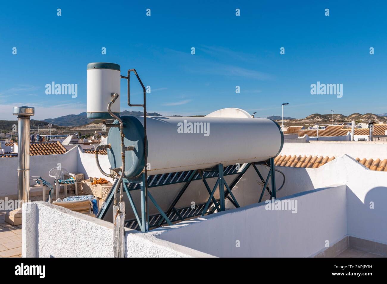 Chauffage de l'eau par système de panneaux solaires. Système d'eau chaude écologique économique. Unité de stockage montée sur toit plat à Camposol Banque D'Images