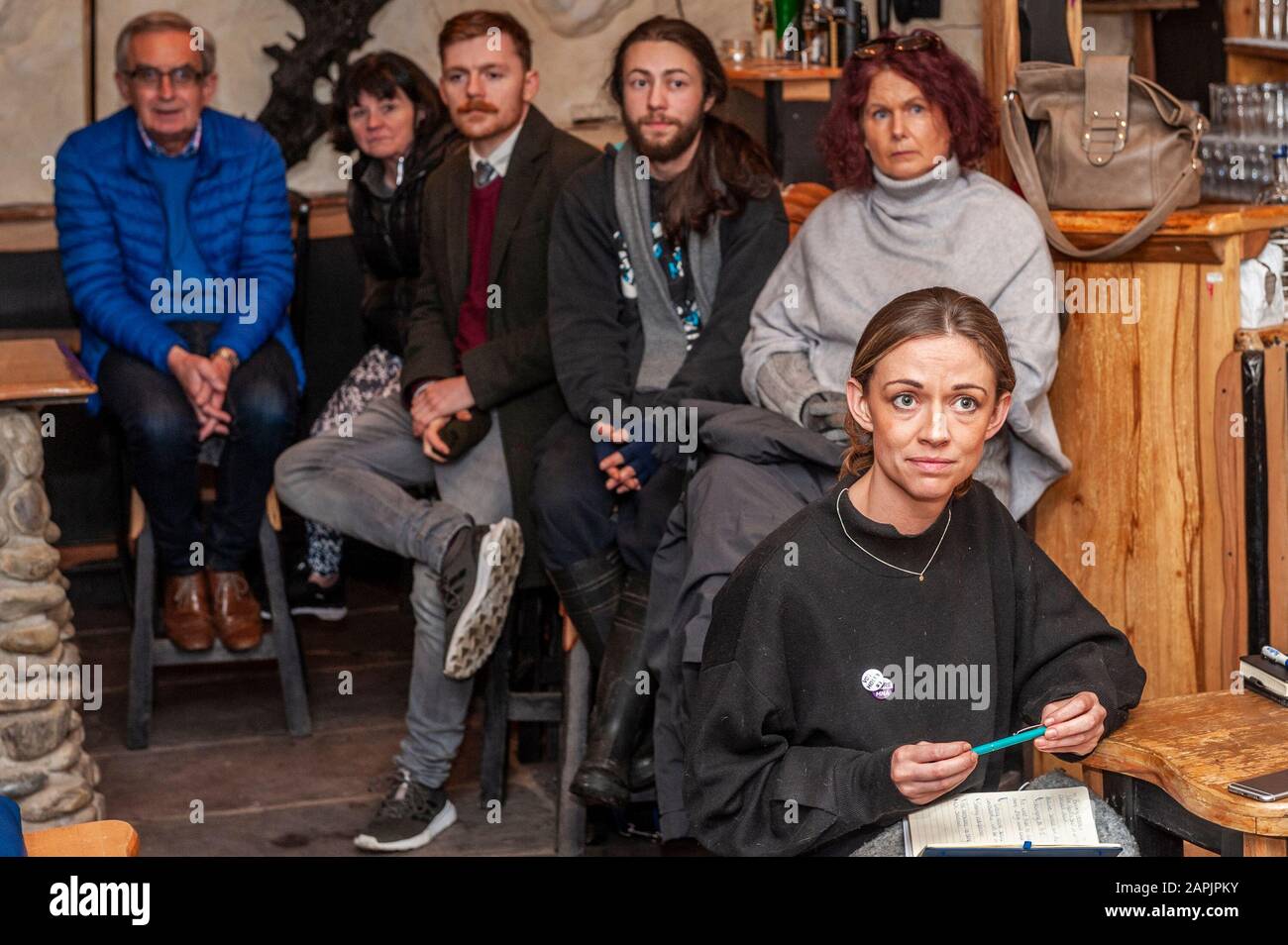 Bantry, West Cork, Irlande. 23 janvier 2020. Vanessa O'Sullivan, People before profit, s'adresse à l'hôte d'une réunion de planification à l'hôpital 'Save Bantry'. Le HSE prévoit de « mettre à niveau » les services de l'hôpital de Bantry, dont une partie comprend le retrait de toutes les ambulances. Une grande réunion se tient lundi soir à l'Hôtel Maritime, Bantry, à laquelle participeront des médecins, des ambulanciers paramédicaux, des politiciens et des membres du service d'ambulance aérienne. Le candidat aux élections générales Holly Cairns a assisté à la réunion. Crédit : AG News/Alay Live News Banque D'Images