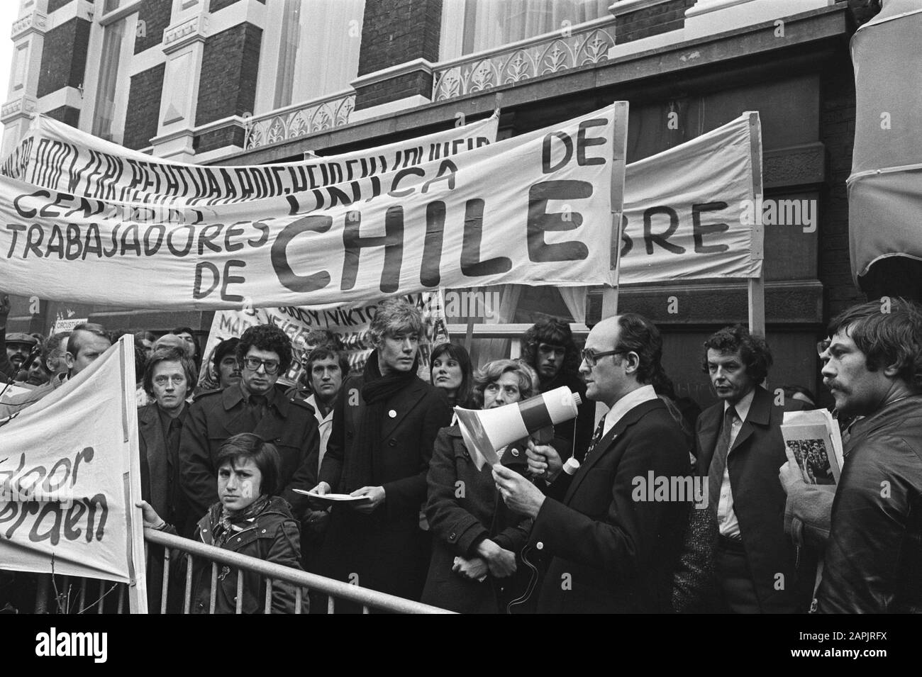 Manifestation pour l'ambassade du Chili à la Haye; Johan van Minnen, Ed van Thijn P. van Vliet Ria Beckers, Aantjes en Wim Kok Date: 23 février 1977 lieu: La Haye, Zuid-Holland mots clés : ambassades, manifestations Nom personnel: Beckers, Ria, Kok, Wim, Thijn, Ed van Banque D'Images