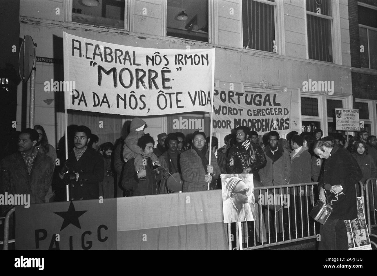 Manifestation pour l'ambassade du Portugal à la Haye concernant le meurtre de Cabral (mouvement de libération du chef en Guinée-Bissau) Date : 23 janvier 1973 lieu : la Haye, Zuid-Holland mots clés : Ambassades, manifestations Banque D'Images