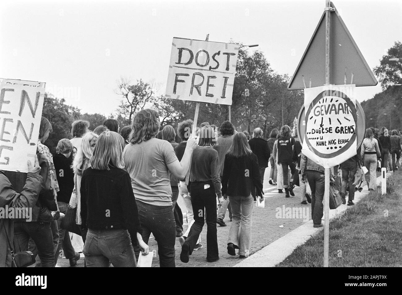 Manifestation pour la libération De Harm Dost reconnu coupable en Allemagne de l'Ouest au poste frontalier de Beek, les manifestants se sont en route vers la frontière allemande Date : 22 mai 1976 lieu : Beek, Allemagne de l'Ouest En Fait la photo est prise aux Pays-Bas, il est très probable qu'elle soit prise à Berg en Dal, une ville proche de la frontière avec l'Allemagne avec une commune appelée Beek. Un texte sur la photo dit que la frontière allemande est en avance, donc il n'est pas probable qu'il s'agisse d'une photo prise en Allemagne, la ville de Berg en Dal, Pays-Bas, n'est pas loin de l'usine Kalkar, Allemagne mots clés: Manifestants, manifestations, frontière Banque D'Images